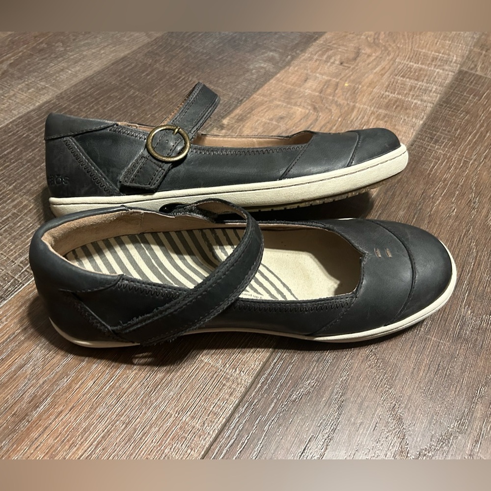 Taos leather mary jane sneaker flat. Size 8